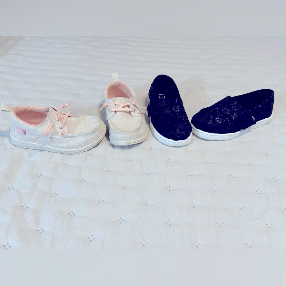VGUC/NEW toddler girl shoes (size 7 & 8)